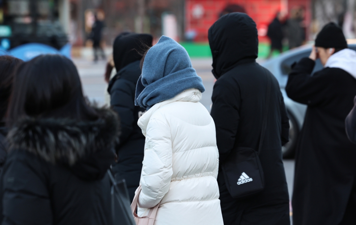 새해 들어 가장 강한 추위가 찾아온 8일 오전 서울 광화문네거리에서 두꺼운 옷을 입은 시민들이 출근길 발걸음을 옮기고 있다. /사진=뉴스1.