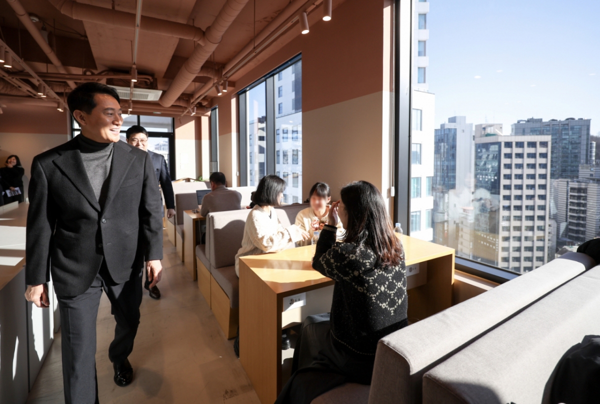 (서울=뉴스1) 박지혜 기자 = 오세훈 서울시장이 8일 서울 마포구 기업형 민간임대주택인 맹그로브 신촌을 찾아 라운지 공간을 둘러보고 있다. (공동취재) 2026.1.8/뉴스1  Copyright © 뉴스1. All rights reserved. 무단 전재 및 재배포,  AI학습 이용 금지. /사진=(서울=뉴스1) 박지혜 기자