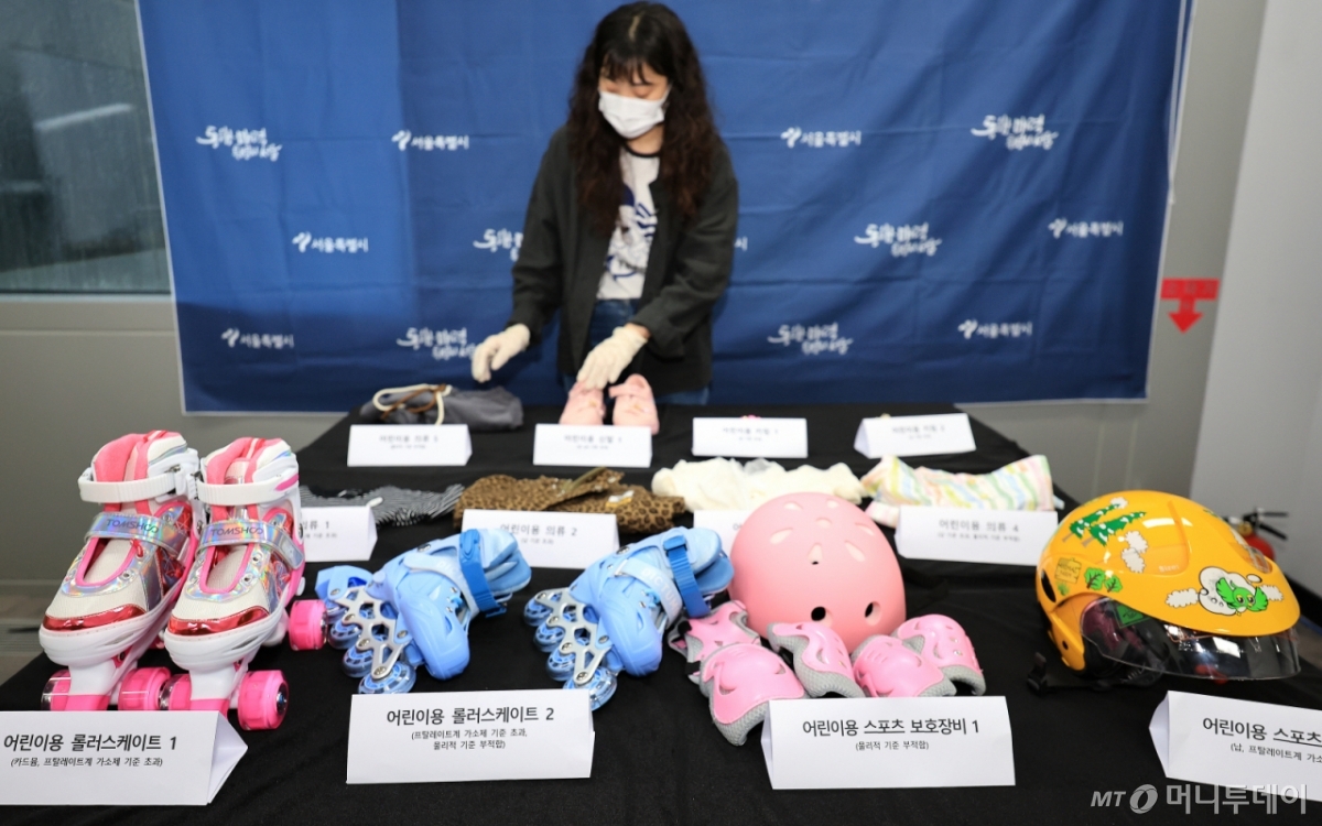 서울시가 지난해 10월 알리익스프레스·테무 등 중국 온라인 플랫폼 안전성 조사 부적합 제품을 공개하고 있다. /사진제공=뉴스1