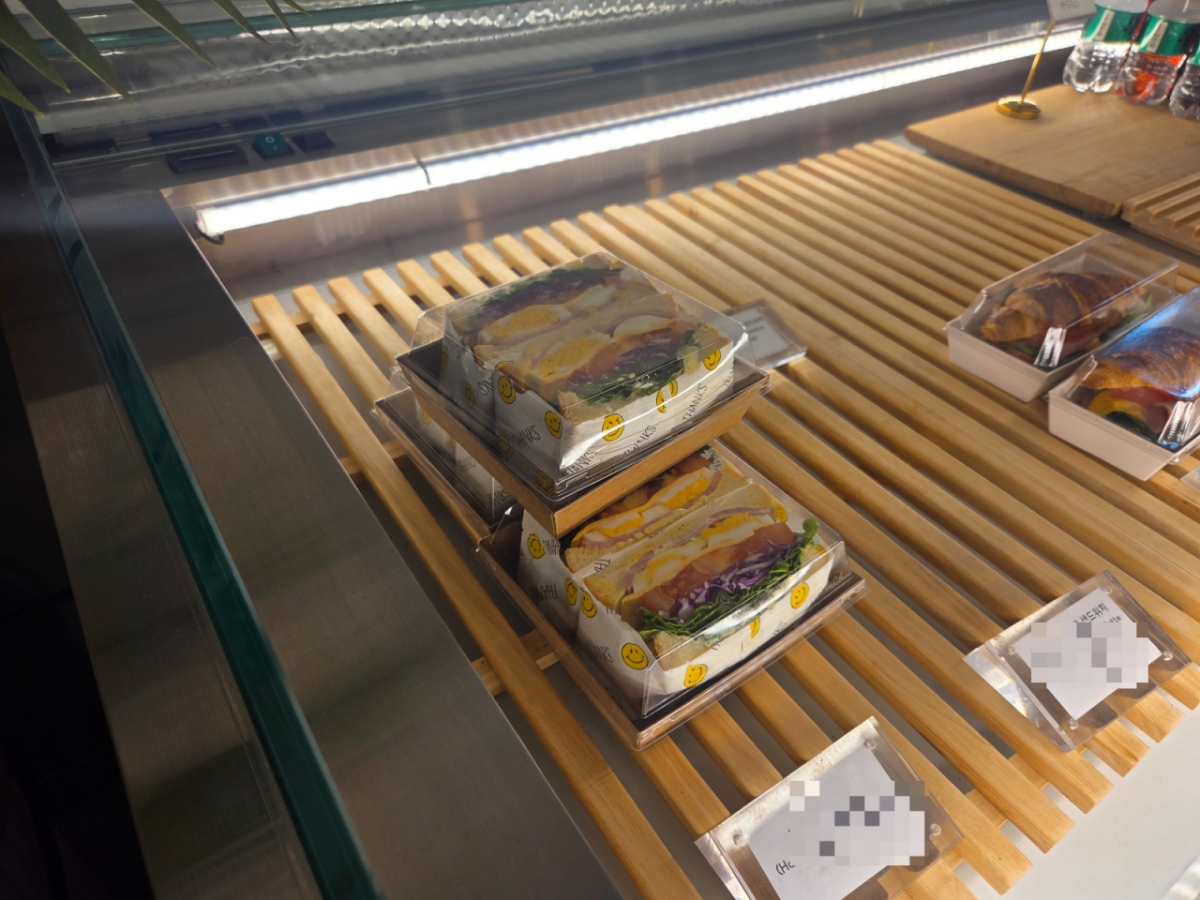 8일 오전 서울 종로구의 한 빵집 진열대에 남은 햄치즈샌드위치 모습./사진=김서현 기자.