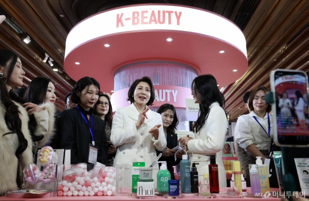 (상하이(중국)=뉴스1) 허경 기자 = 김혜경 여사가 7일 중국 상하이 푸싱아트센터에서 열린 K-뷰티행사에서 인플루언서와 K뷰티에 대해 인터뷰를 하고 있다. 2026.1.7/뉴스1  Copyright © 뉴스1. All rights reserved. 무단 전재 및 재배포,  AI학습 이용 금지. /사진=(상하이(중국)=뉴스1) 허경 기자