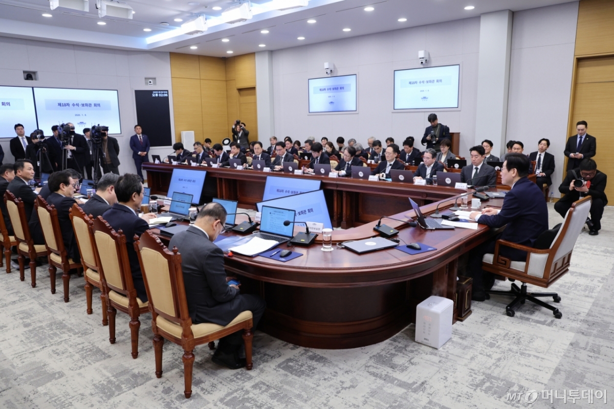 [서울=뉴시스] 고범준 기자 = 이재명 대통령이 8일 청와대에서 열린 수석보좌관회의에서 발언하고 있다. (청와대통신사진기자단) 2026.01.08. bjko@mewsis.com /사진=