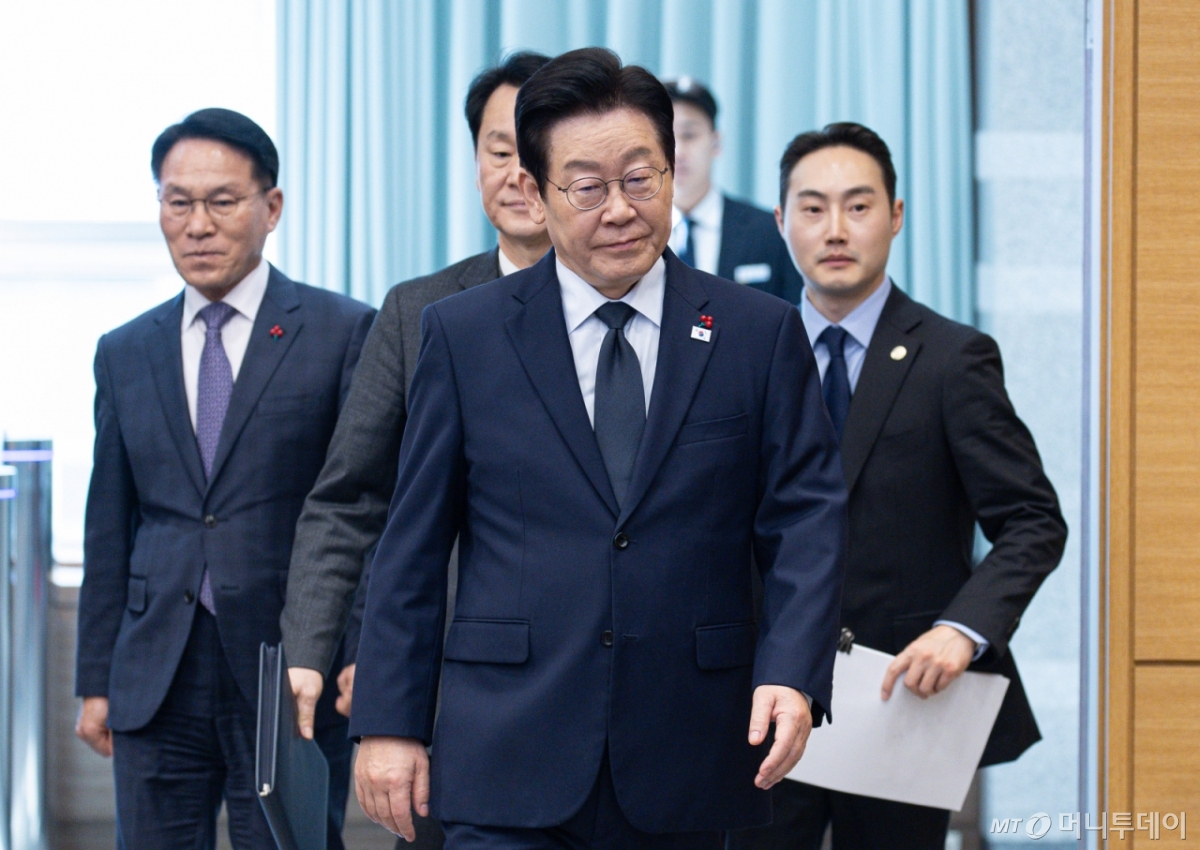 (서울=뉴스1) 이재명 기자 = 이재명 대통령이 8일 청와대에서 열린 수석보좌관회의에 입장하고 있다. 2026.1.8/뉴스1  Copyright © 뉴스1. All rights reserved. 무단 전재 및 재배포,  AI학습 이용 금지. /사진=(서울=뉴스1) 이재명 기자