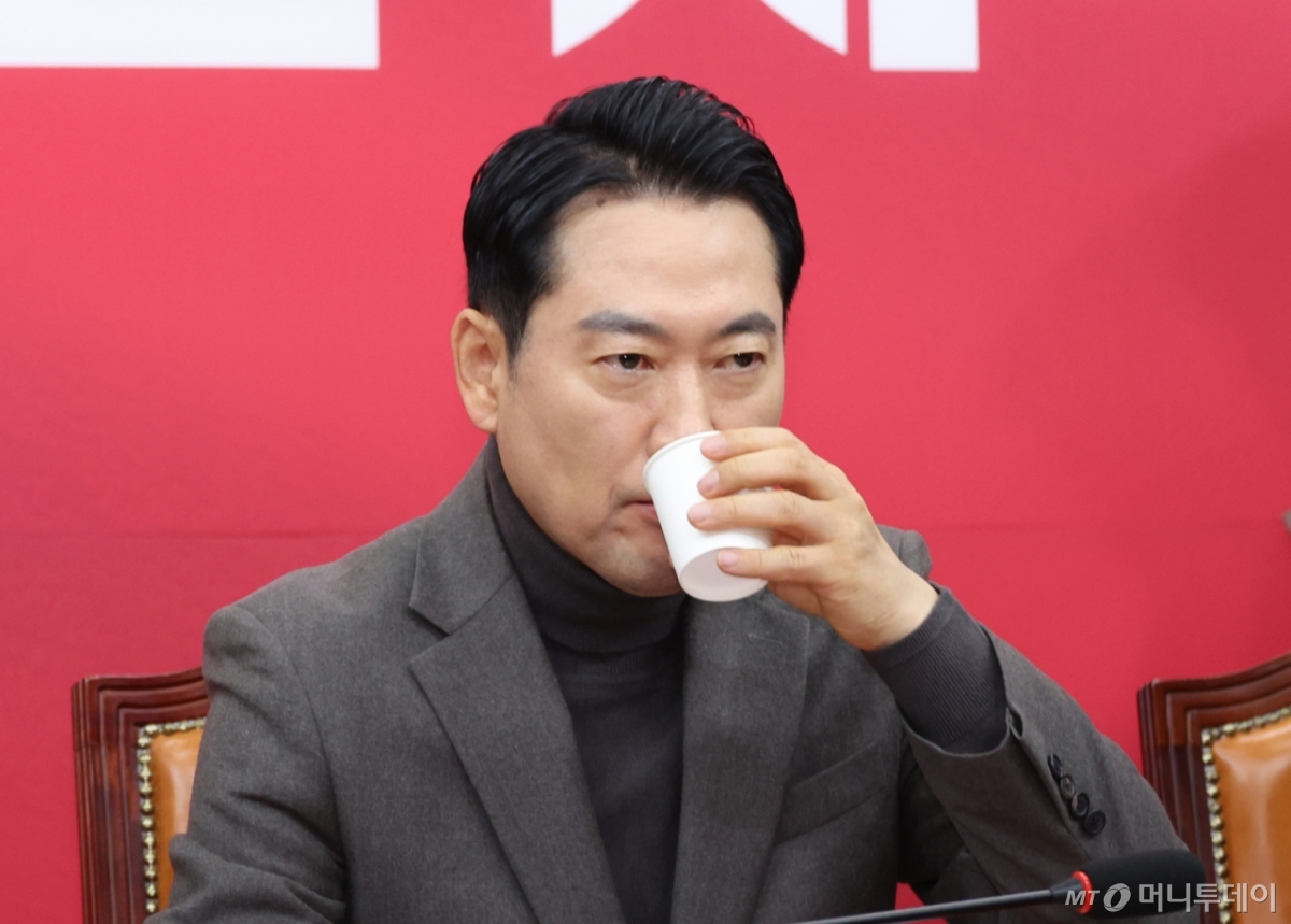 [서울=뉴시스] 김금보 기자 = 장동혁 국민의힘 대표가 8일 오전 서울 여의도 국회에서 열린 최고위원회의에서 물을 마시고 있다. 2025.01.08. kgb@newsis.com /사진=김금보