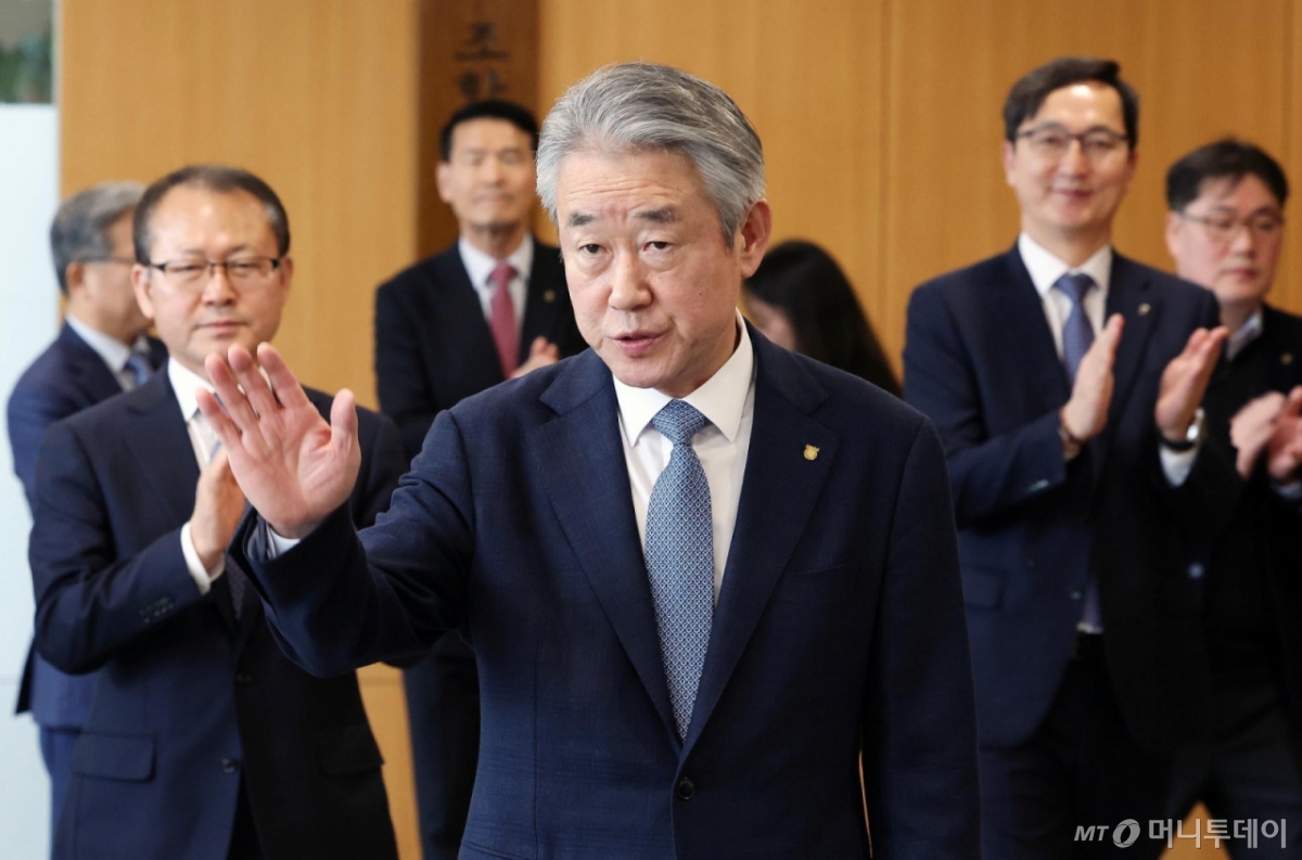 [서울=뉴시스] 조성우 기자 = 강호동 농협중앙회장이 29일 서울 중구 농협 본관에서 열린 제4회 동시조합장선거 선거관리사무국 현판식을 마친 뒤 이동하고 있다. 2025.12.29. xconfind@newsis.com /사진=조성우