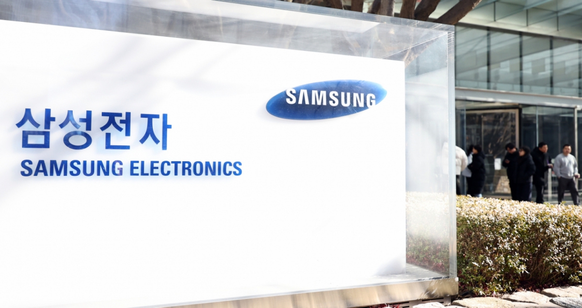 [서울=뉴시스] 최진석 기자 = 삼성전자가 창사 이래 처음으로 분기 영업이익 20조원을 돌파한 것으로 발표한 8일 서울 서초구 삼성전자 사옥에 삼성로고가 보이고 있다.   삼성전자는 이날 연결기준 지난해 4분기 잠정 실적으로 매출 93조원, 영업이익 20조원을 발표했다. 매출은 전년 4분기(75조7900억원) 대비 22.71% 늘었고, 영업이익은 같은 기간 6조4900억원에서 208.17% 증가했다. 모두 역대 최고치인 매출(지난해 3분기 86조600억원), 영업이익(2018년 3분기 17조5700억원)을 웃도는 수준이다. 2026.01.08. myjs@newsis.com /사진=최진석
