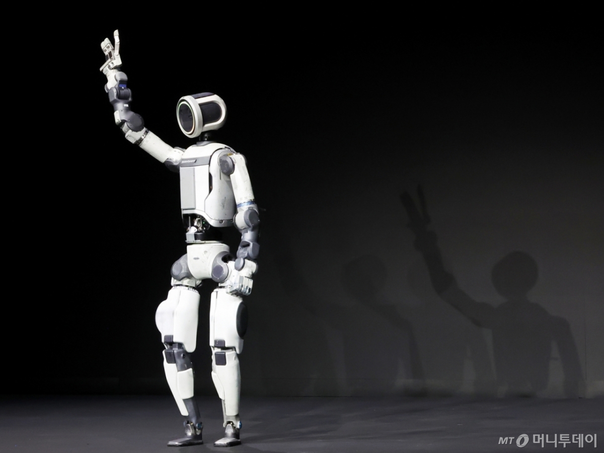 (라스베이거스=뉴스1) 황기선 기자 = 세계 최대 가전·정보기술(IT) 전시회 'CES 2026' 개막을 하루 앞둔 5일(현지시간) 미국 네바다주 라스베이거스 만달레이베이에서 열린 현대차그룹 프레스 컨퍼런스에서 휴머노이드 로봇 아틀라스가 관객들에게 인사하고 있다.  2026.1.6/뉴스1  Copyright © 뉴스1. All rights reserved. 무단 전재 및 재배포,  AI학습 이용 금지. /사진=(라스베이거스=뉴스1) 황기선 기자