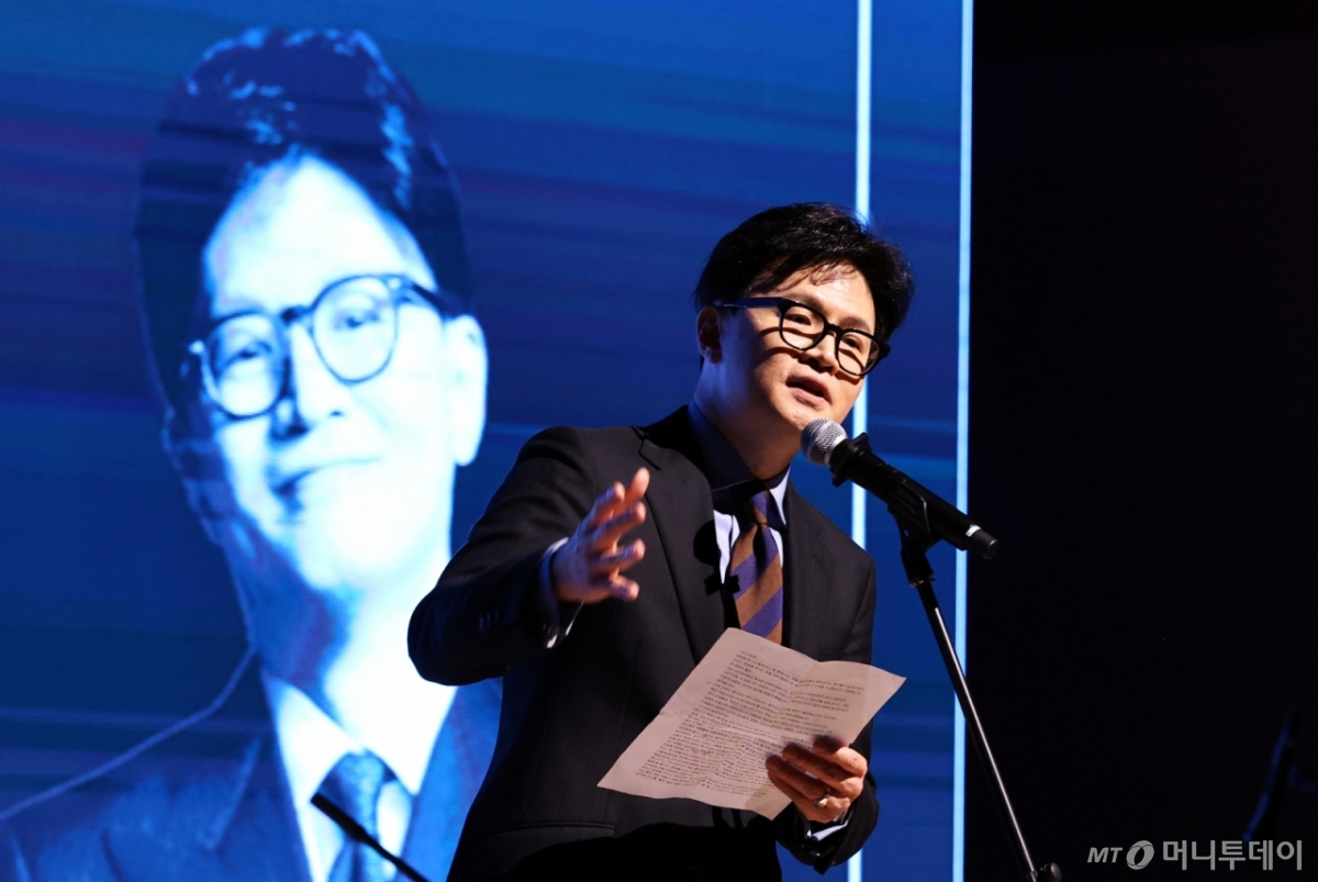 [고양=뉴시스] 최진석 기자 = 한동훈 전 국민의힘 대표가 21일 경기 고양시 킨텍스 그랜드볼룸에서 열린 토크콘서트에서 인사말을 하고 있다. 2025.12.21. myjs@newsis.com /사진=최진석