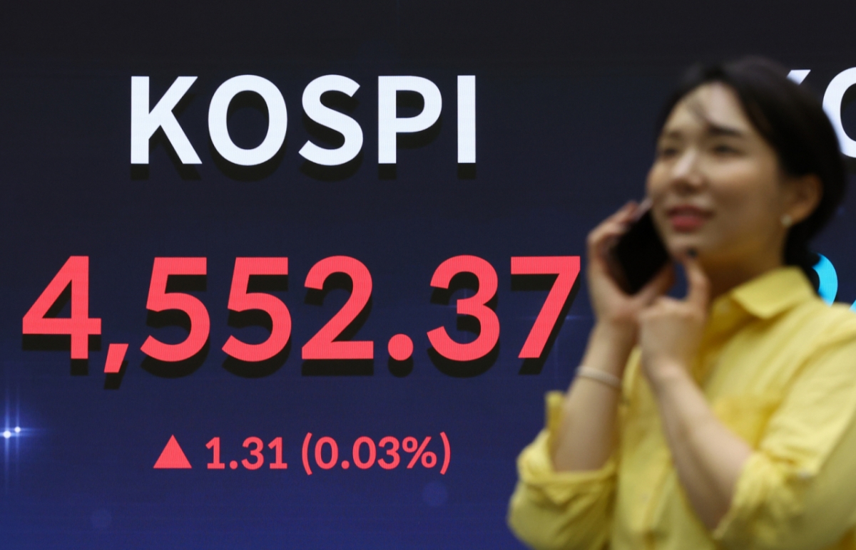 [서울=뉴시스] 황준선 기자 = 코스피가 전 거래일(4551.06)보다 1.31포인트(0.03%) 오른 4552.37에 거래를 마감한 8일 오후 서울 여의도 한국거래소 서울사무소 홍보관에 지수가 표시돼 있다. 코스닥 지수는 전 거래일(947.39)보다 3.33포인트(0.35%) 하락한 944.06에 거래를 마쳤다. 2026.01.08. hwang@newsis.com /사진=황준선