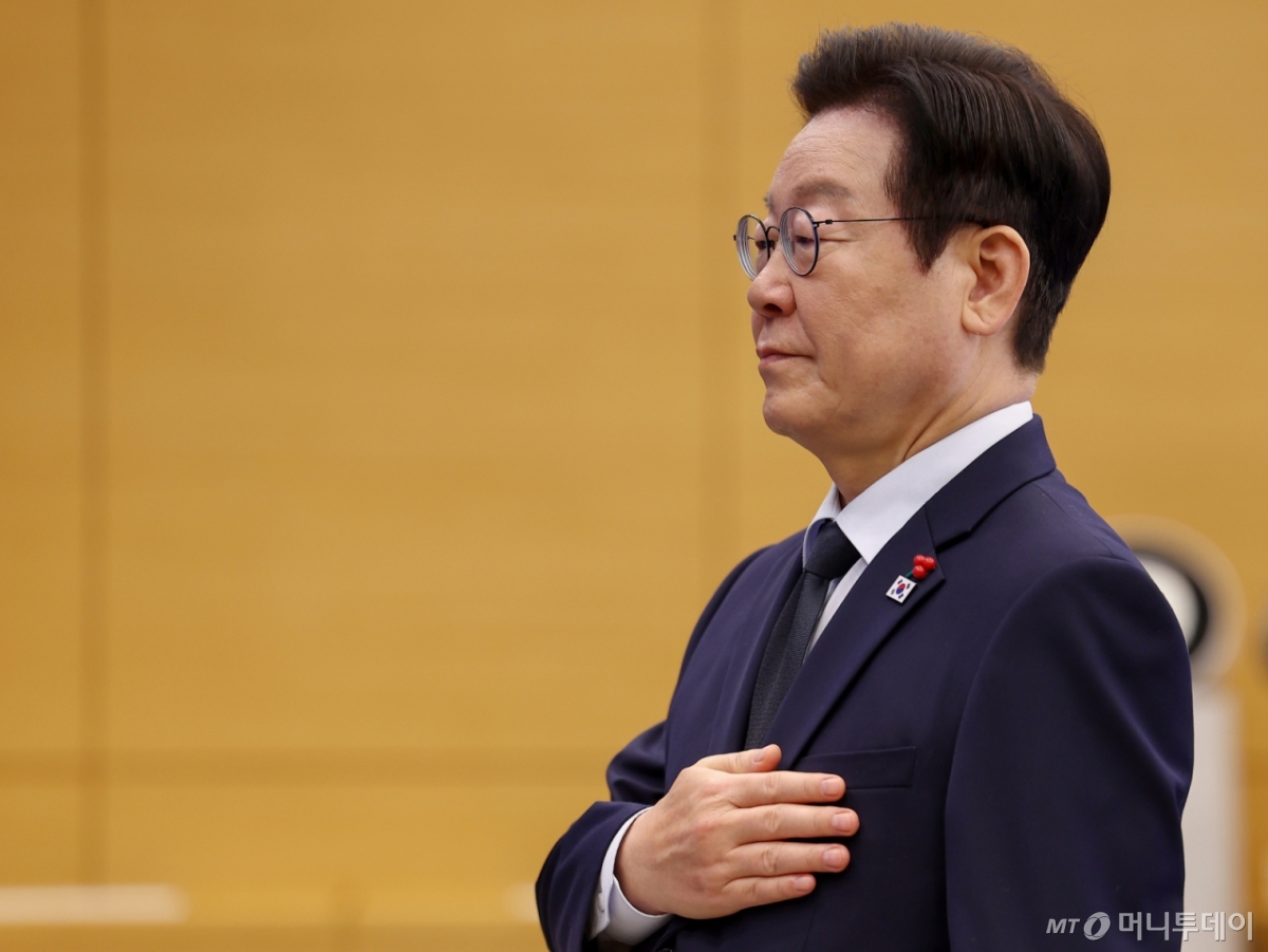 [서울=뉴시스] 고범준 기자 = 이재명 대통령이 8일 청와대에서 열린 수석보좌관회의에서 국민의례를 하고 있다. (청와대통신사진기자단) 2026.01.08. bjko@mewsis.com /사진=