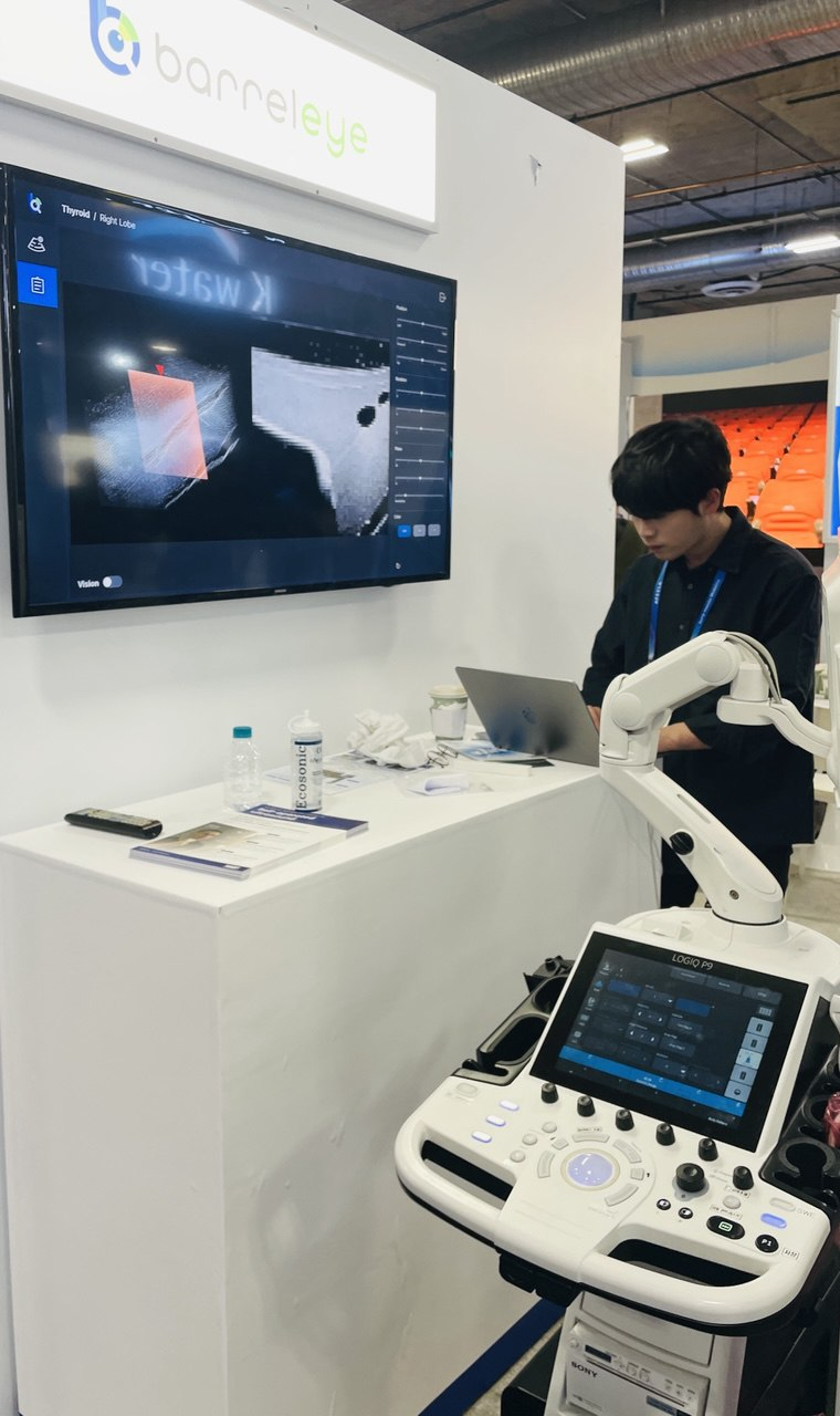 CES 2026 카이스트(KAIST) 전시관에 참여한 배럴아이 부스와 의료측정장비/사진=김성휘