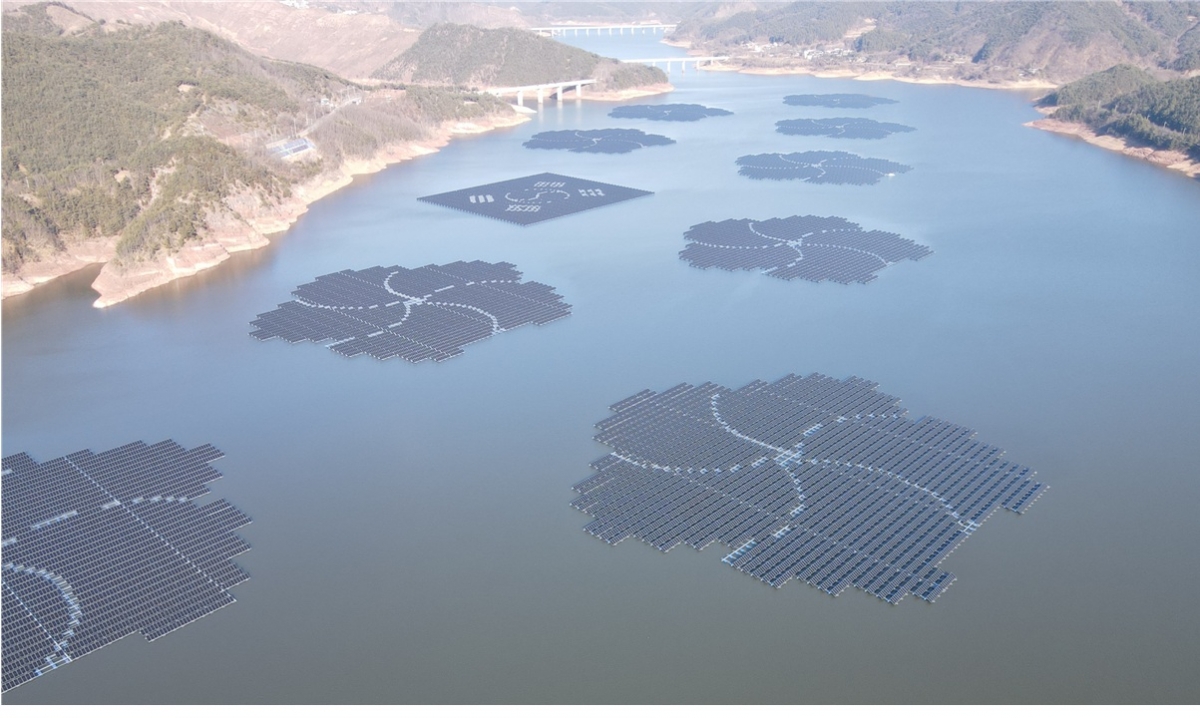 임하댐 수상태양광 단지 중 임동면 일대에 조성한 약 30MW 규모의 설비 모습. 인근 임하면 일대에 약 17.2MW 규모의 무궁화 모형 6블록 설비가 설치돼 있다./사진=수자원공사 제공