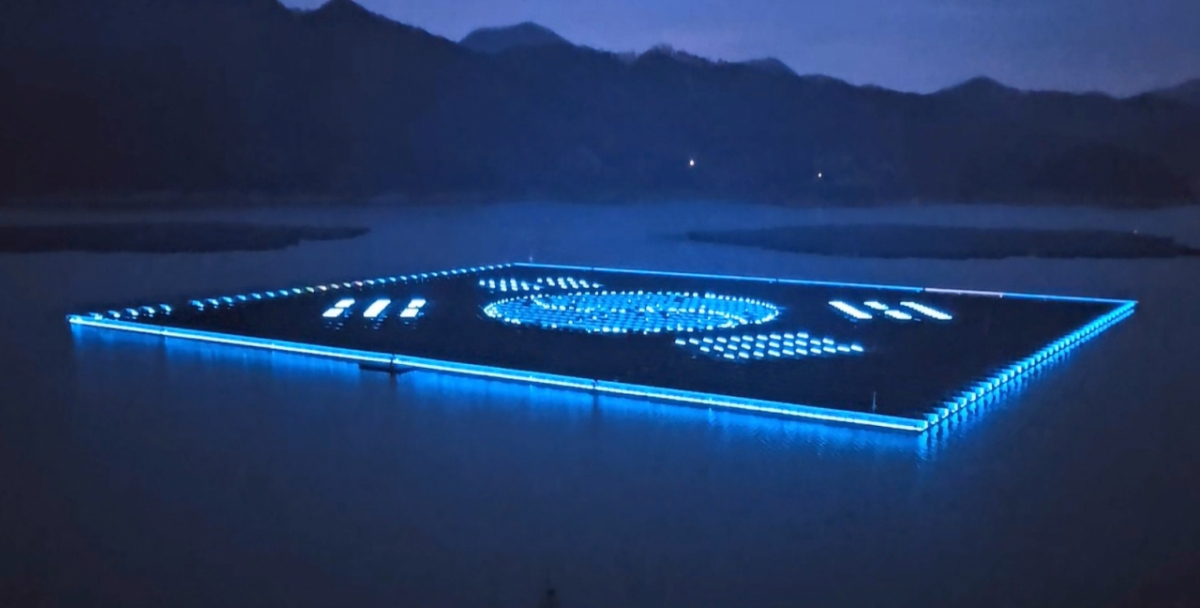 조명이 설치된 수상태양광 패널의 일부 모습. 안동시와 임하댐 수상태양광 운영자 측은 올해 상반기 중 패널의 조명 시설을 완성해 관광자원화 할 계획이다/사진=수자원공사 제공