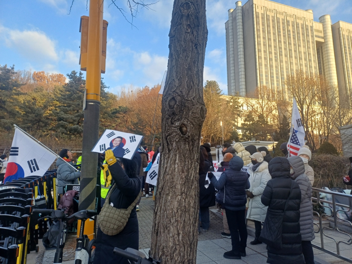 9일 오전 8시40분쯤 서울 서초구 법원삼거리에 윤석열 전 대통령 지지자 30여명이 모여 집회를 열었다. /사진=오석진 기자