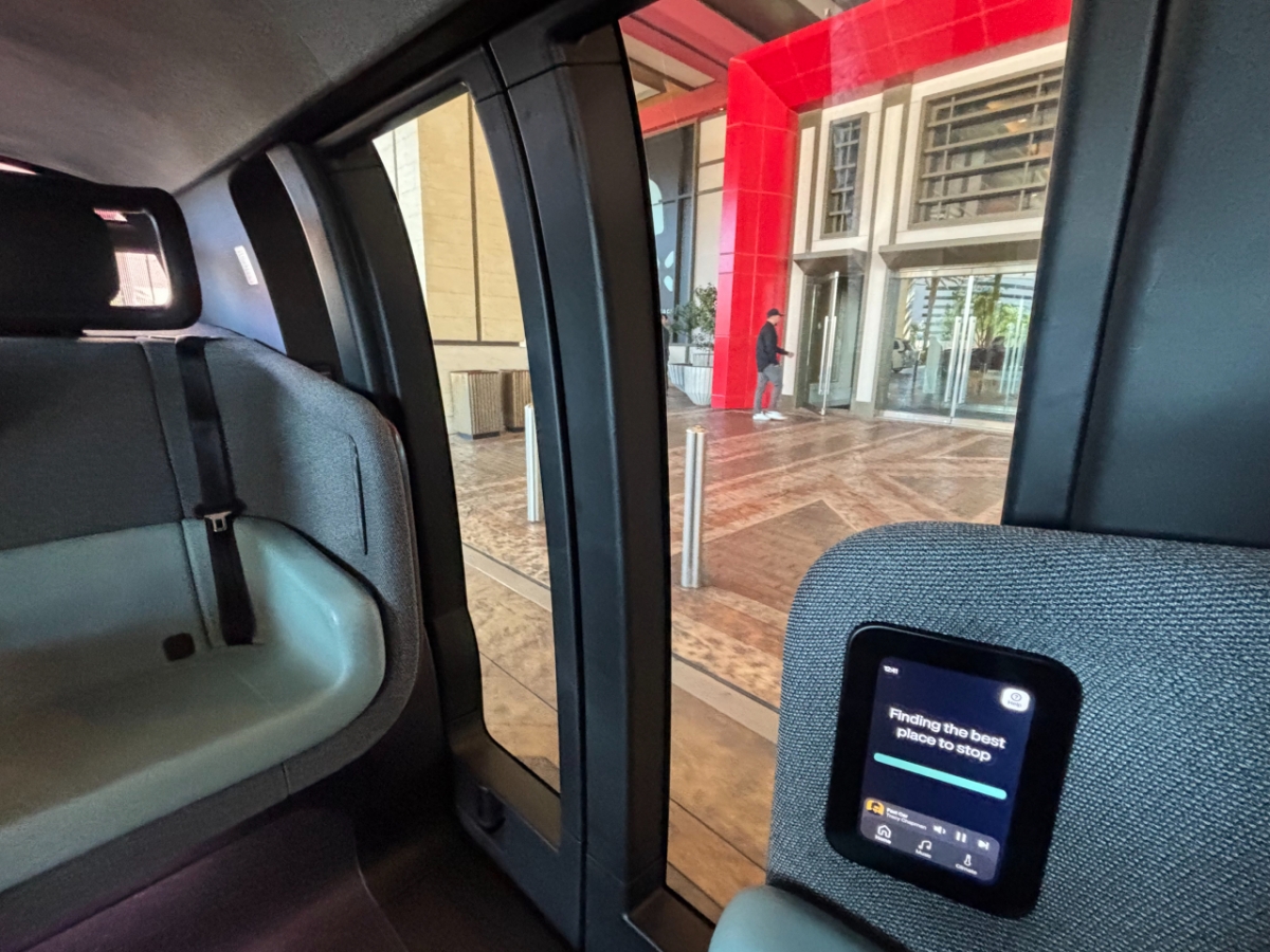 목적지에 도착하자 최적의 하차 지점 탐색 중이라는 문구가 떴다. /사진=남미래 기자