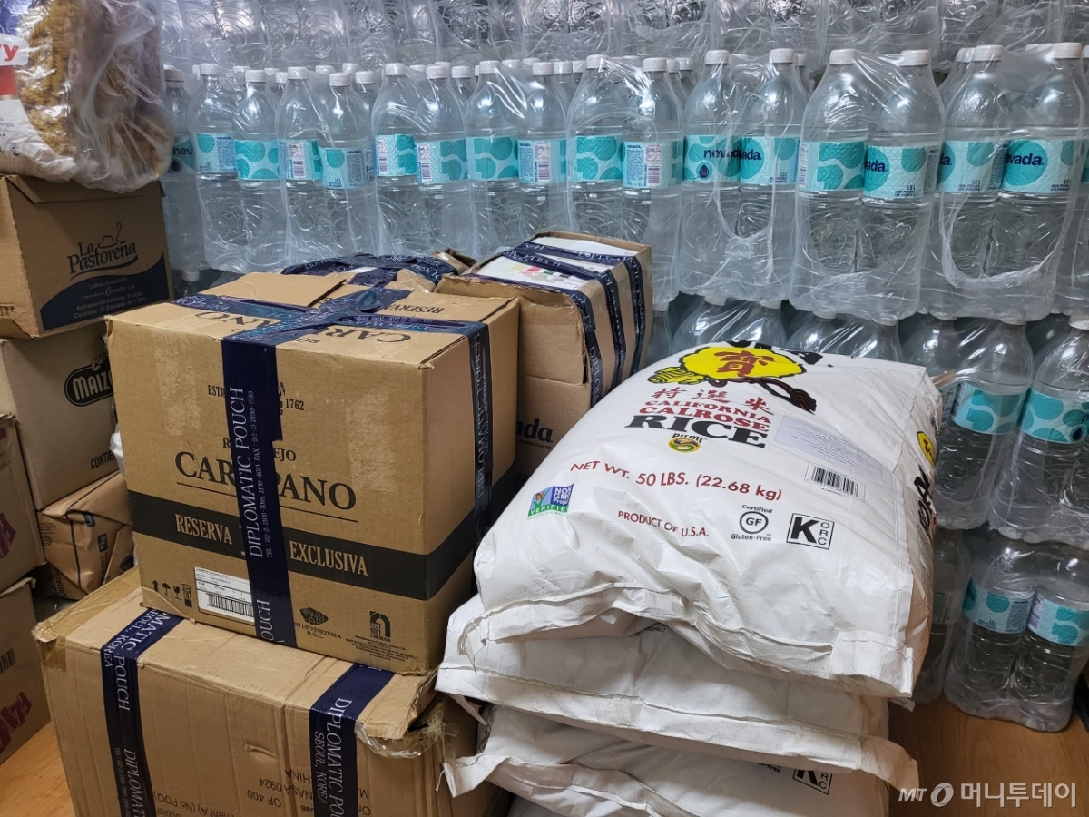 대피소에 구비된 식량과 식수 모습. /사진=독자제공.