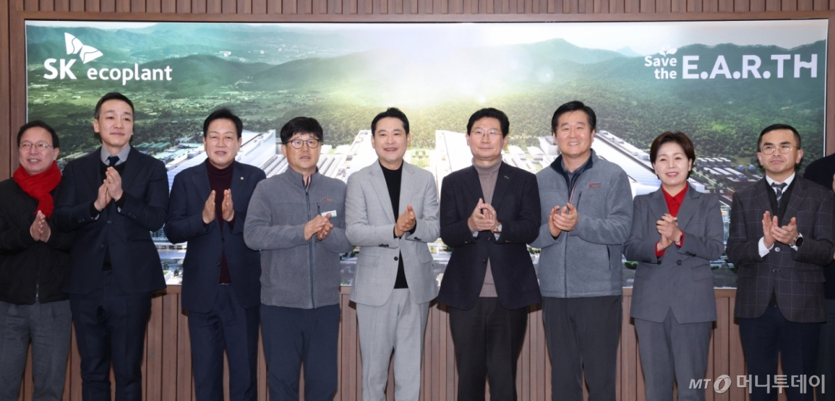 (용인=뉴스1) 김영운 기자 = 장동혁 국민의힘 대표와 이상일 용인시장 및 참석자들이 9일 경기 용인시 원삼면 SK하이닉스 용인 공사 현장에서 열린 간담회에 앞서 기념촬영을 하고 있다. 2026.1.9/뉴스1  Copyright © 뉴스1. All rights reserved. 무단 전재 및 재배포,  AI학습 이용 금지. /사진=(용인=뉴스1) 김영운 기자