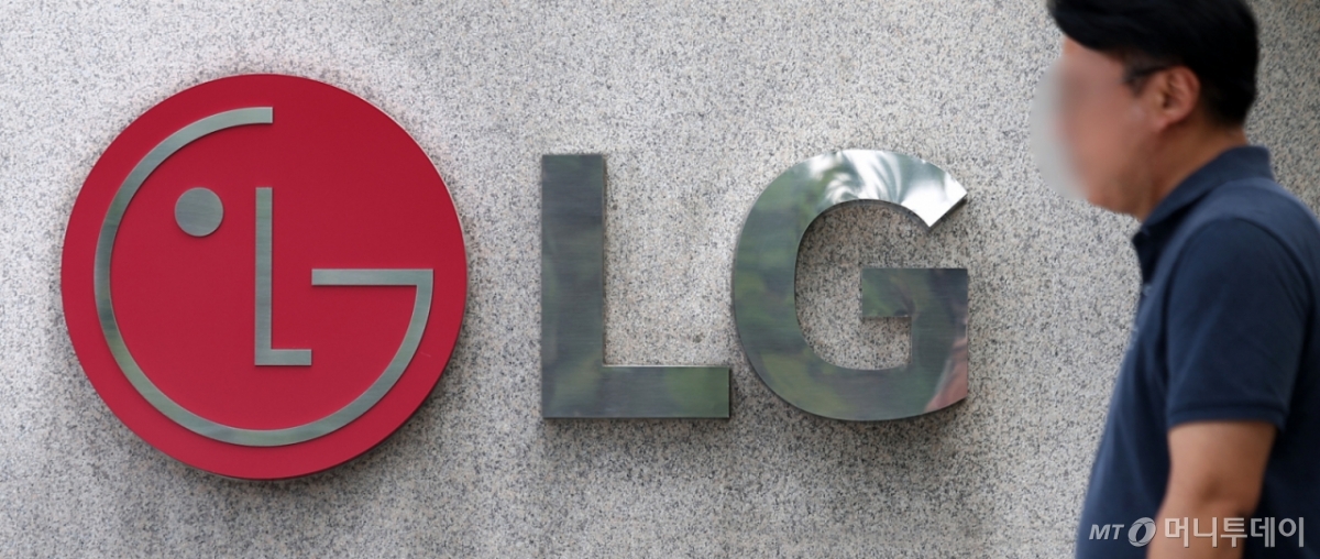 [서울=뉴시스] 김선웅 기자 = LG전자가 올해 2분기 연결기준 매출액 20조7400억원, 영업이익 6391억원의 잠정실적을 7일 발표했다. 매출액은 작년 같은기간 보다 4.4%, 영업이익은 작년 2분기 대비 46.6%, 1분기 대비 49.2% 감소했다.   LG전자가 2분기 실적을 발표한 7일, 한 시민이  LG전자 본사가 소재한 서울 여의도 LG트윈타워 앞을 지나고 있다. 2025.07.07. mangusta@newsis.com /사진=김선웅