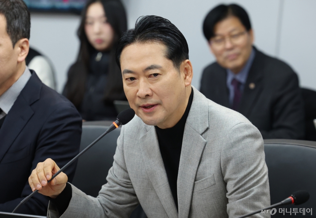 (용인=뉴스1) 김영운 기자 = 장동혁 국민의힘 대표가 9일 경기 용인시 원삼면 SK하이닉스 용인 공사 현장에서 열린 간담회에서 모두발언을 하고 있다. 2026.1.9/뉴스1  Copyright © 뉴스1. All rights reserved. 무단 전재 및 재배포,  AI학습 이용 금지. /사진=(용인=뉴스1) 김영운 기자