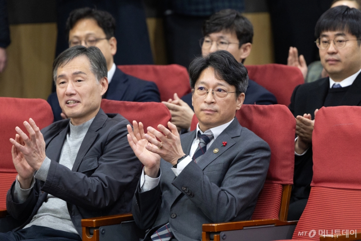 (서울=뉴스1) 이승배 기자 = 홍지선 국토교통부 2차관이 9일 서울 여의도 국회 의원회관에서 열린 제2차 경기도 도시철도망 신속 추진을 위한 토론회에서 박수 치고 있다. 2026.1.9/뉴스1  Copyright © 뉴스1. All rights reserved. 무단 전재 및 재배포,  AI학습 이용 금지. /사진=(서울=뉴스1) 이승배 기자