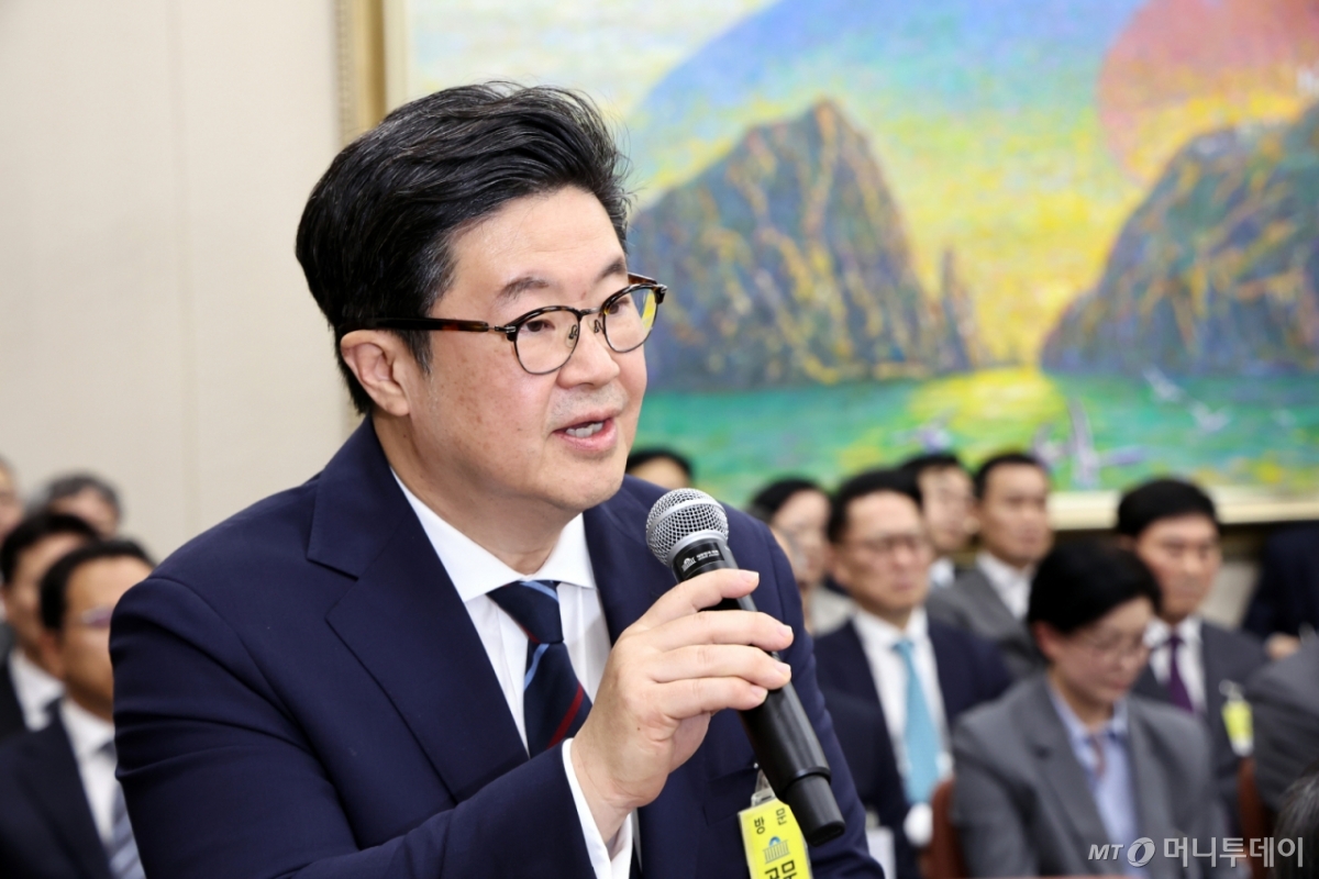 (서울=뉴스1) 구윤성 기자 = 김병주 MBK파트너스 회장이 14일 오후 서울 여의도 국회에서 열린 정무위원회 국정감사에 증인으로 출석해 질의에 답하고 있다. 2025.10.14/뉴스1  Copyright © 뉴스1. All rights reserved. 무단 전재 및 재배포,  AI학습 이용 금지. /사진=(서울=뉴스1) 구윤성 기자