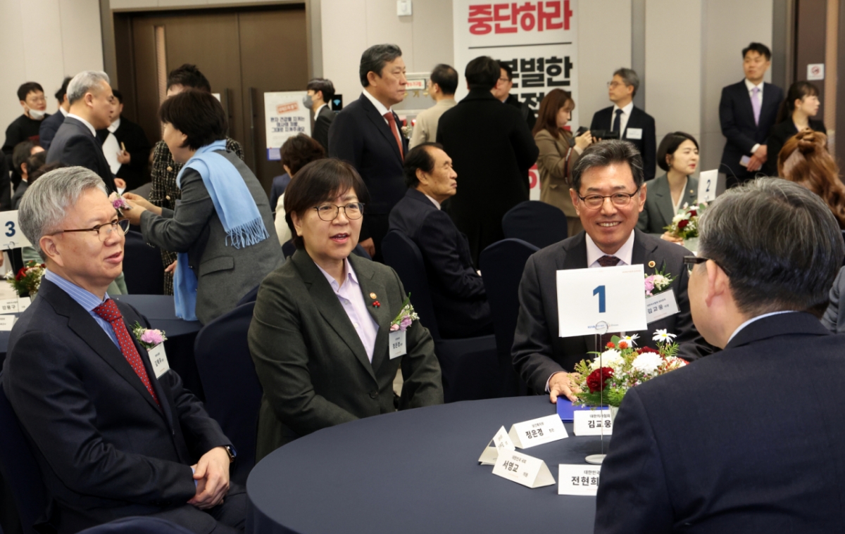 지난 8일 서울 용산구 대한의사협회에서 열린 2026년도 의료계 신년하례회에서 김택우 대한의사협회장과 정은경 보건복지부 장관이 참석자들과 대화를 하고 있다. /사진=뉴스1