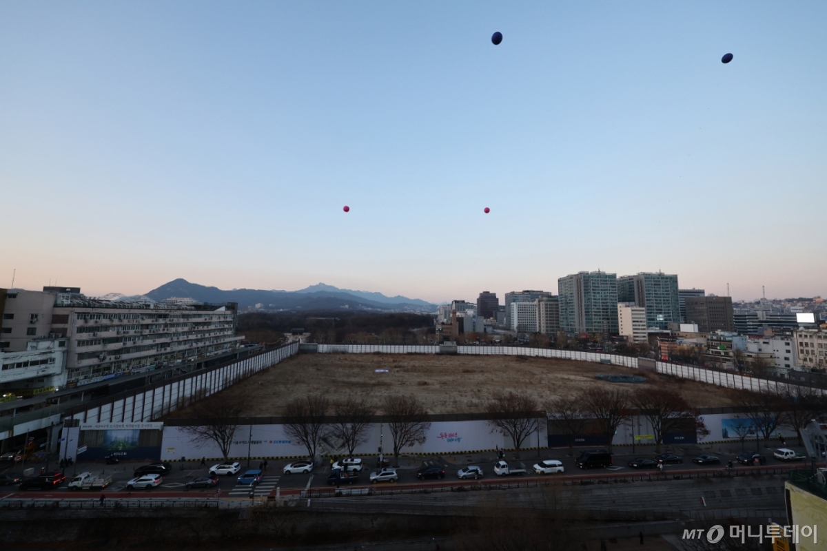 [서울=뉴시스] 황준선 기자 = 종묘 인근 재개발을 두고 서울시와 국가유산청이 대립을 이어가고 있는 24일 오후 서울 종로구 종묘 인근 세운4구역 일대에 대형풍선이 설치돼 있다. 이 대형풍선은 종묘 앞 개발시 높이와 조망 시뮬레이션 위해 서울시에서 설치했다. 2025.12.24. hwang@newsis.com /사진=황준선