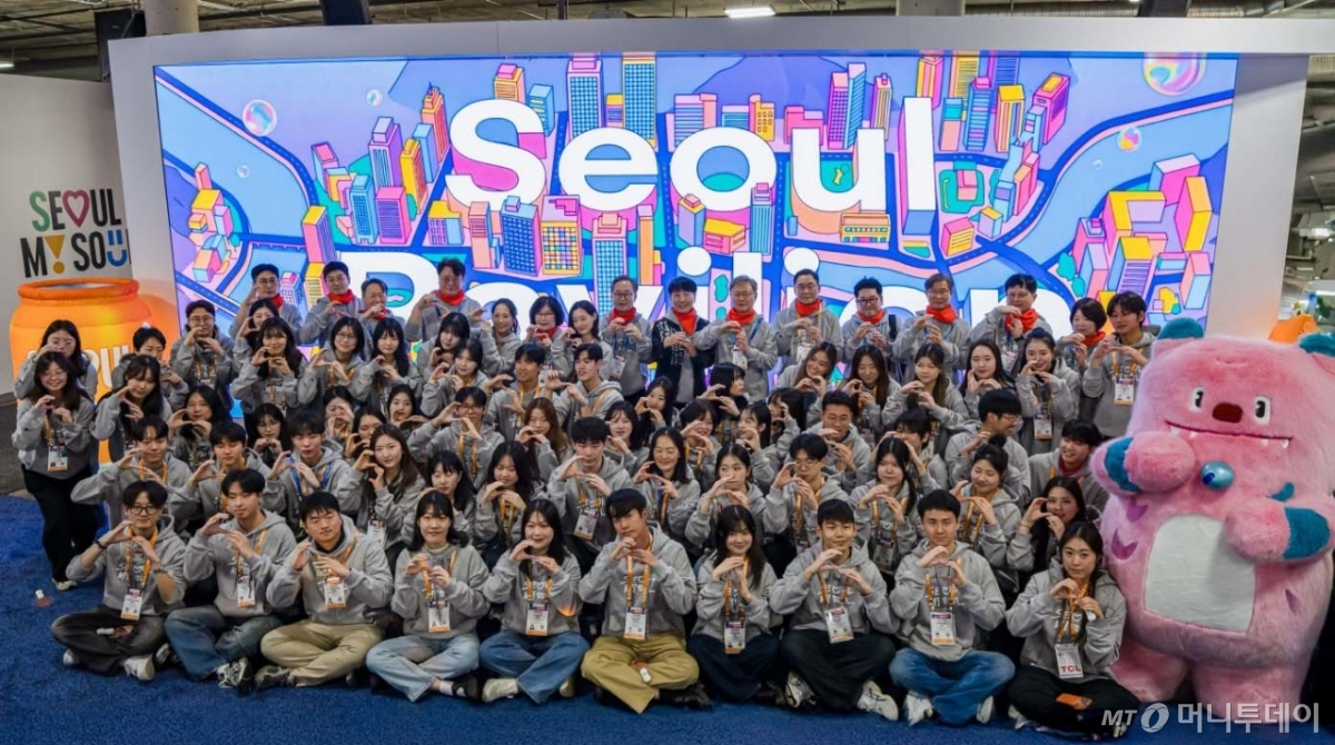 (서울=뉴스1) = 서울경제진흥원(SBA)이 6일부터 9일(현지시간)까지 미국 라스베이거스에서 열린 CES 2026에서 서울통합관을 조성했다고 7일 밝혔다. 사진은 CES 2026 서울통합관 개관식 현장에 모인 참관객들이 기념촬영을 하는 모습. (서울경제진흥원 제공. 재판매 및 DB 금지) 2026.1.7/뉴스1  Copyright © 뉴스1. All rights reserved. 무단 전재 및 재배포,  AI학습 이용 금지. /사진=(서울=뉴스1)