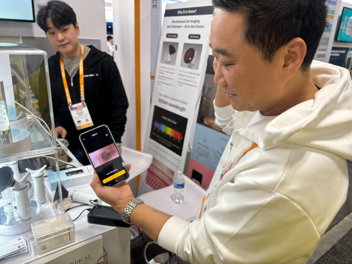 스마트 체온계 사용 방법을 알려주는 김재영 오티톤메디컬 대표/사진=남미래 기자