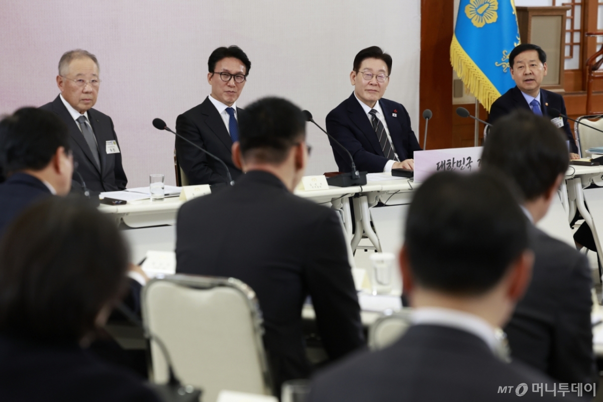 [서울=뉴시스] 최동준 기자 = 이재명 대통령이 9일 청와대에서 열린 경제성장전략 국민보고회에서 참석자 발언을 듣고 있다. 2026.01.09. photocdj@newsis.com /사진=최동준