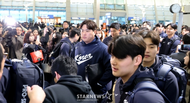 류현진(가운데)이 9일 인천국제공항에서 출국 수속을 위해 야구 팬들 사이로 지나가고 있다. /사진=강영조 선임기자