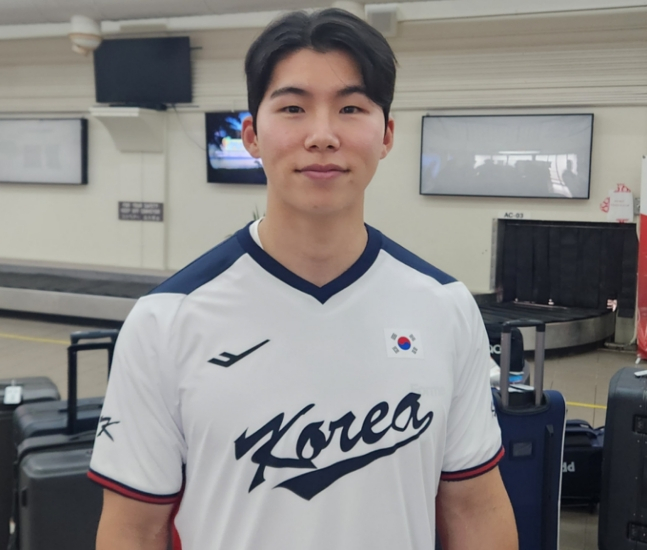 김혜성이 9일 사이판 공항에서 취재진과 인터뷰를 하고 있다. /사진=안호근 기자