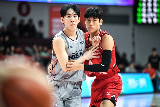 서명진(왼쪽)과 박정웅이 9일 오후 7시 안양 정관장 아레나에서 열린 2025~2026 LG전자 프로농구 정규리그 경기 중 자리 다툼하고 있다. /사진=KBL 제공