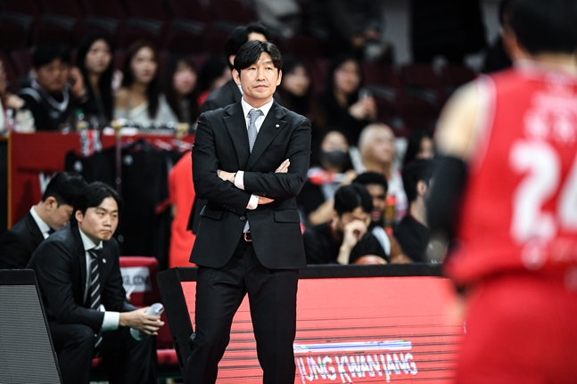 양동근 현대모비스 감독이 9일 오후 7시 안양 정관장 아레나에서 열린 2025~2026 LG전자 프로농구 정규리그 경기를 바라보고 있다. /사진=KBL 제공