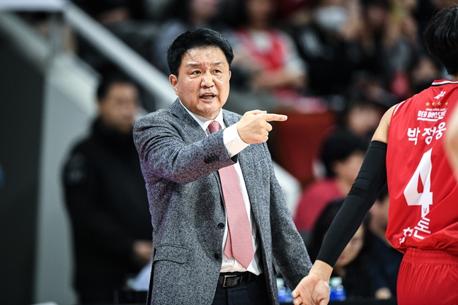 유도훈 안양 정관장 감독이 9일 오후 7시 안양 정관장 아레나에서 열린 2025~2026 LG전자 프로농구 정규리그 중 손짓하고 있다. /사진=KBL 제공