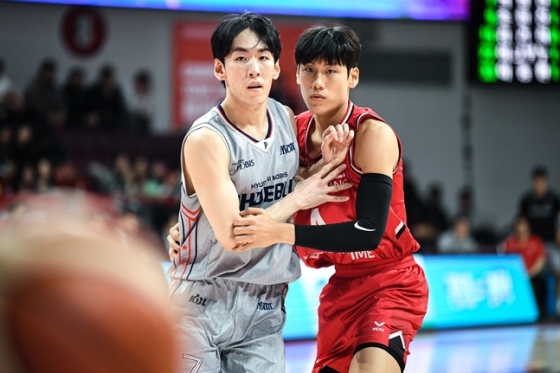 서명진(왼쪽)과 박정웅이 9일 오후 7시 안양 정관장 아레나에서 열린 2025~2026 LG전자 프로농구 정규리그 경기 중 자리 다툼하고 있다. /사진=KBL 제공