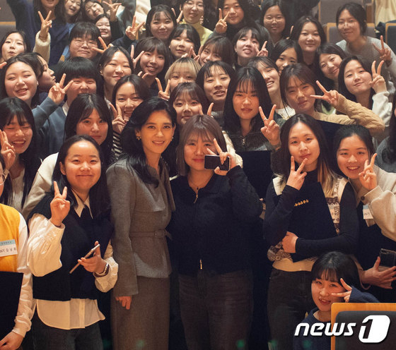 2024년 장학생들과 기념촬영을 하는 이부진 두을장학재단 이사장 /사진=두을장학재단, 뉴스1