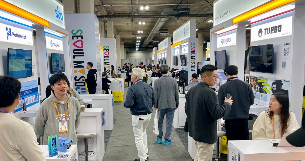 CES 2026 서울통합관을 방문객들이 둘러보고 있다./사진=김성휘