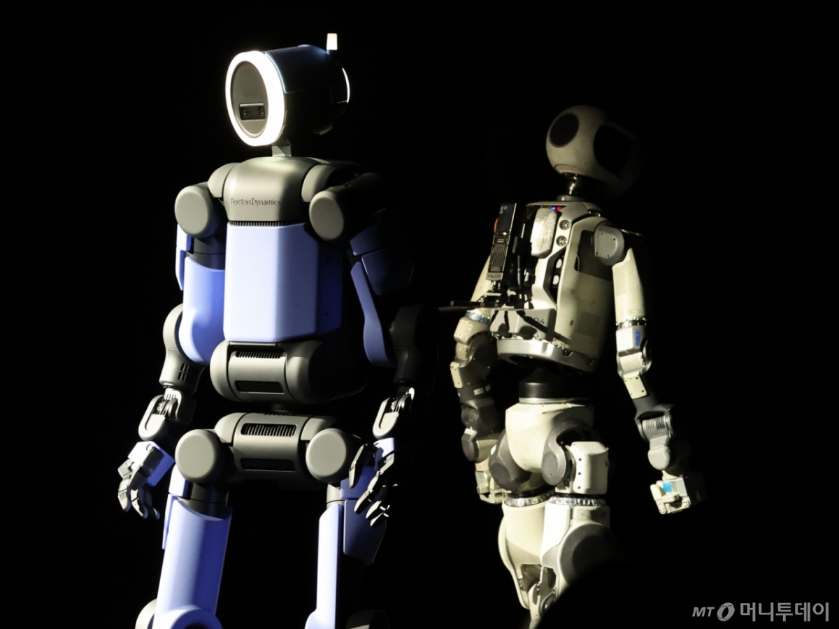 (라스베이거스=뉴스1) 황기선 기자 = 세계 최대 가전·정보기술(IT) 전시회 'CES 2026' 개막을 하루 앞둔 5일(현지시간) 미국 네바다주 라스베이거스 만달레이베이에서 열린 현대차그룹 프레스 컨퍼런스에서 휴머노이드 아틀라스 시제품(왼쪽)과 아틀라스 개발형 모델이 무대에 공개돼 있다. 2026.1.6/뉴스1  Copyright © 뉴스1. All rights reserved. 무단 전재 및 재배포,  AI학습 이용 금지. /사진=(라스베이거스=뉴스1) 황기선 기자