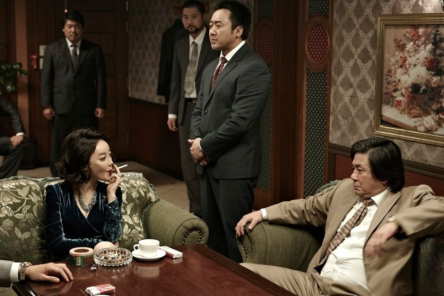 영화 '범죄와의 전쟁: 나쁜 놈들 전성시대' 스틸컷 속 배우 최민식(사진 오른쪽)과 김혜은(왼쪽)의 모습. /사진=㈜쇼박스 