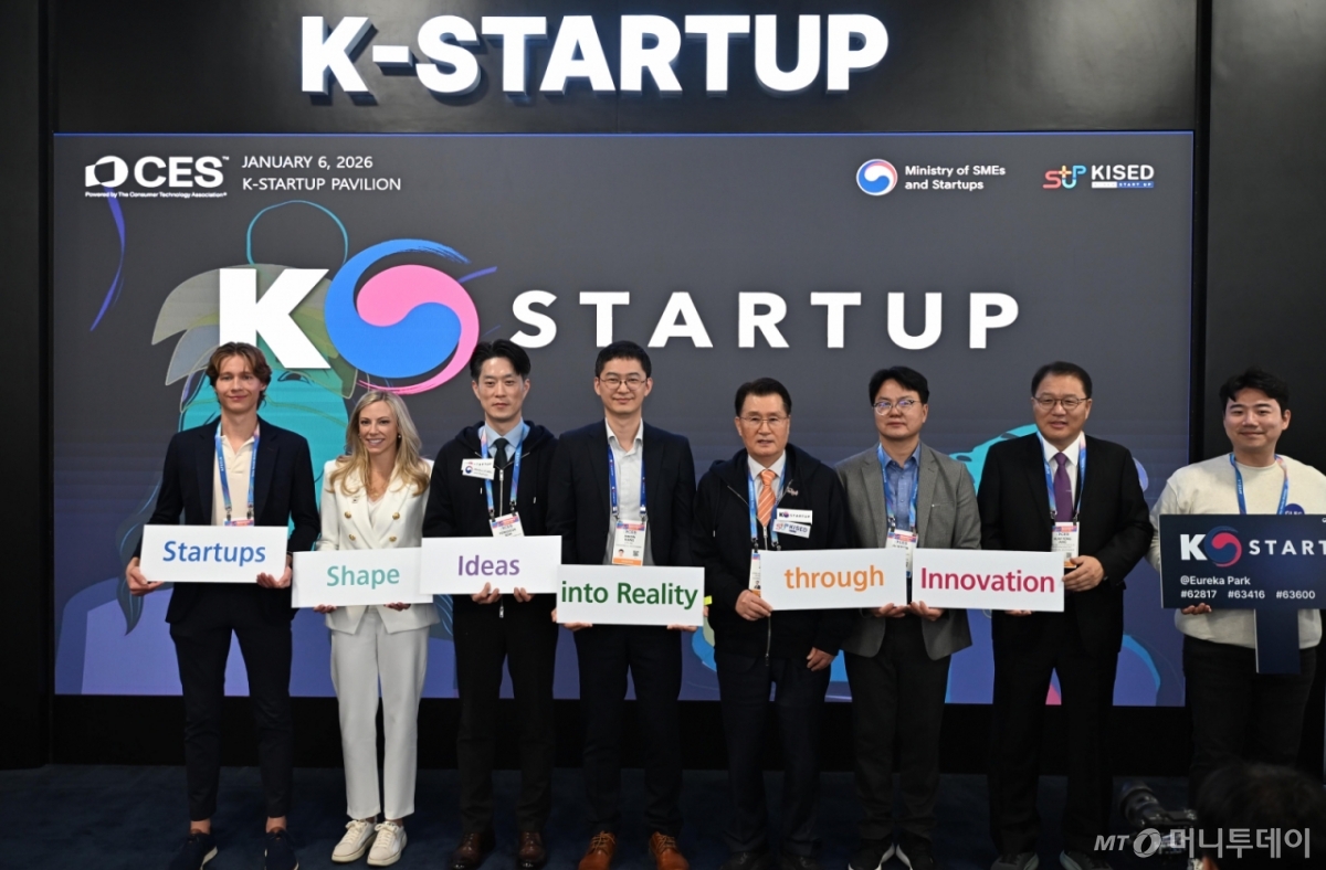 [서울=뉴시스] 노용석 중소벤처기업부 제1차관이 6일(현지 시간) 미국 라스베이거스에서 열린 CES 2026 K-스타트업 통합관 개관식에서 참석자들과 기념촬영 하고 있다. (사진=중소벤처기업부 제공) 2026.01.07. photo@newsis.com *재판매 및 DB 금지 /사진=류현주