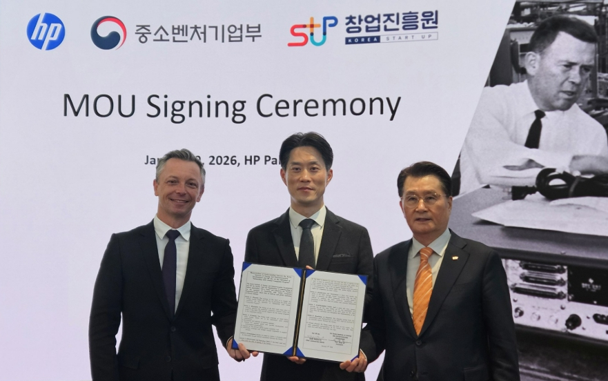 노용석 중소벤처기업부 제1차관이 9일(현지시간) 미국 HP 본사에서 창업진흥원-HP 간 ‘AroundX(글로벌 기업 협업 프로그램) 운영을 위한 양해각서(MOU) 체결식’에 임석한 후 기념 촬영을 하고 있다./사진=중기부