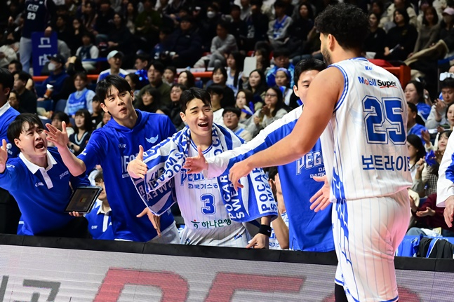 한국가스공사 베니 보트라이트(맨 오른쪽)가 동료들과 하이파이브를 하고 있다. /사진=KBL 제공