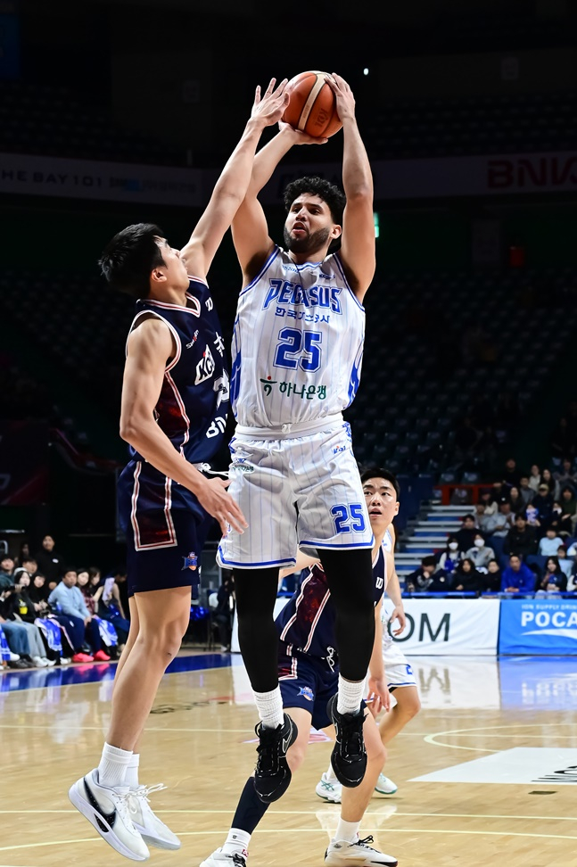 한국가스공사 베니 보트라이트(왼쪽) 가 슛을 시도하고 있다. /사진=KBL 제공