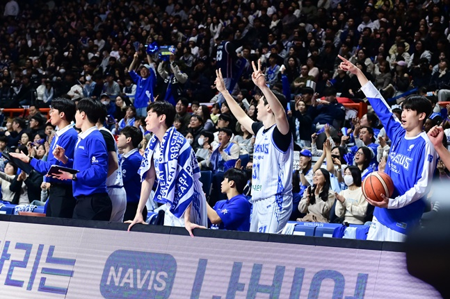 한국가스공사 선수들이 10일 KCC전에서 환호하고 있다. /사진=KBL 제공
