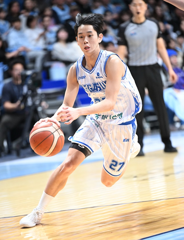 한국가스공사 양우혁이 돌파를 시도하고 있다. /사진=KBL 제공