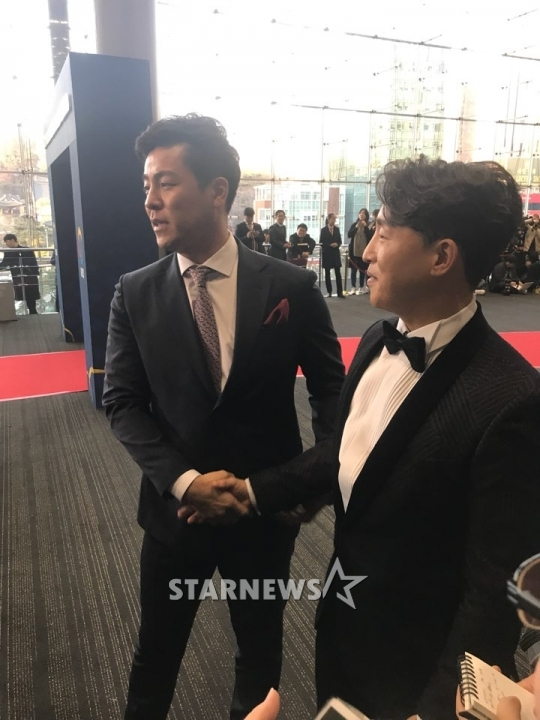2017시즌이 끝난 뒤 골든글러브 시상식서 마주친 강민호(왼쪽)와 손아섭. /사진=스타뉴스