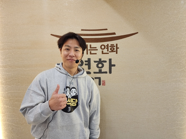 10일 '강식당3' 행사 도중 인터뷰를 하고 있는 강민호. /사진=박수진 기자