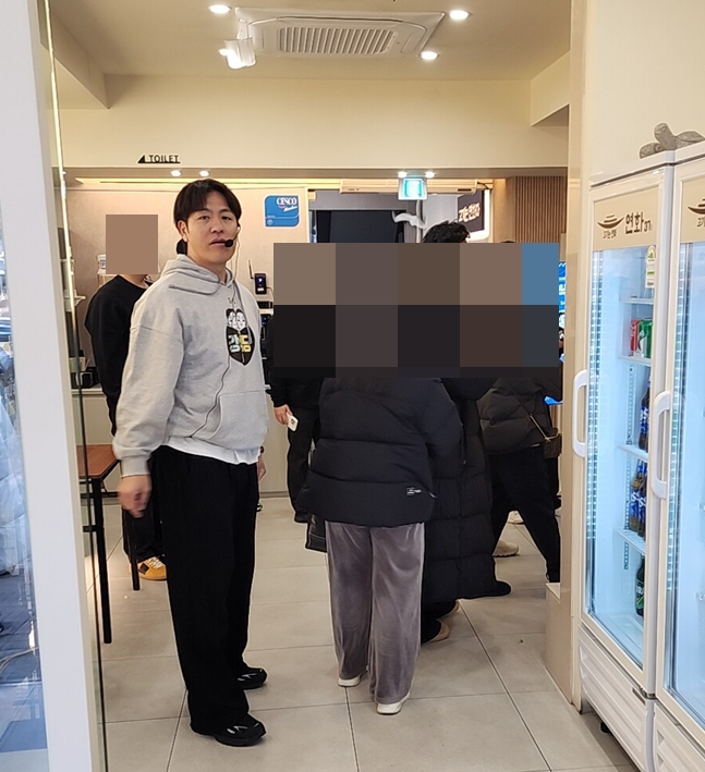 팬들을 맞이하고 있는 강민호(왼쪽). /사진=박수진 기자