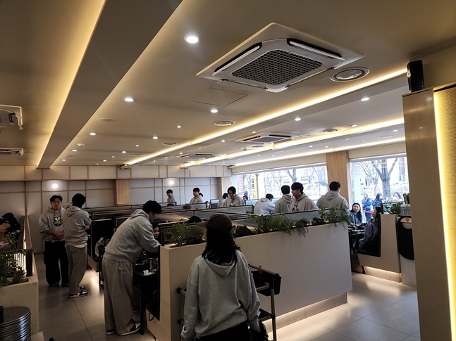 삼성 선수들이 테이블별로 고기를 구워주고 있는 모습. /사진=박수진 기자